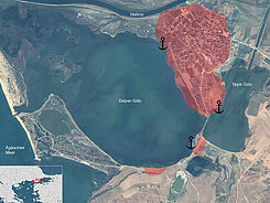 Geographische Lage und aktuelles Satellitenbild von Ainos-Enez. Eingetragen sind potentielle Siedlungsflächen und Hafenanlagen der antiken und byzantinischen Stadt.