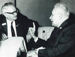Volbach (links im Bild) im Gespräch mit Prof. Dr. Victor Lazareff auf dem Internationalen byzantinischen Kongress 1971 in Bukarest.