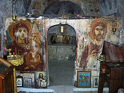 Foto einer gemauerten Ikonostase mit Wandmalerei der Muttergottes und Christus 