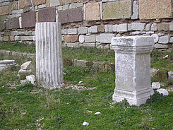 Antike Säulentrommel und Altar, aufgestellt vor der Zitadelle