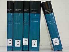 Foto von aufgestellten Büchern