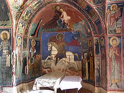 Panagia Phorbiotissa in Asinou, Zypern. Blick in den südlichen Narthex. Links Stifterin in lateinischer Kleidung
