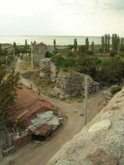 Blick von der Zitadelle auf die byzantinische Wehrmauer zur Lagune Dalyan Gölü hin